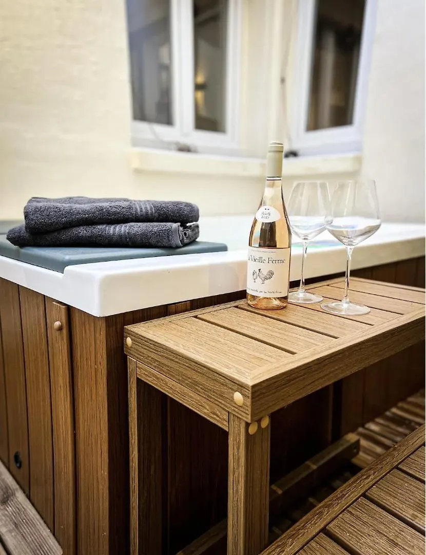 Suite Luxueuse Avec Jardin Privatif Et Jacuzzi Párizs